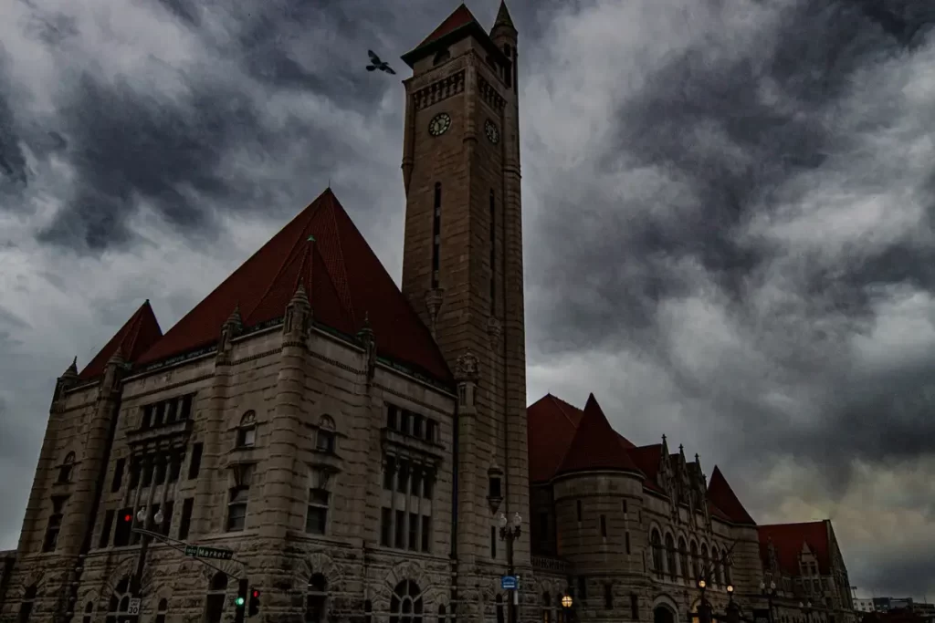 An ominous looking hotel in St. Louis